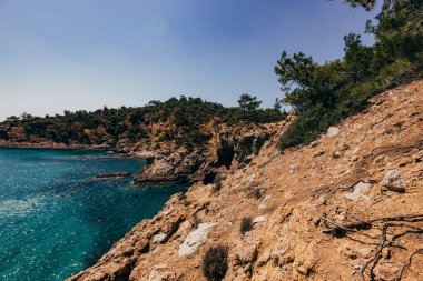 Dağlardaki mavi şeffaf deniz