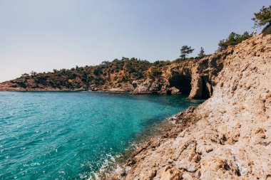 Dağlardaki mavi şeffaf deniz