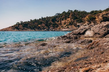Dağlardaki mavi şeffaf deniz