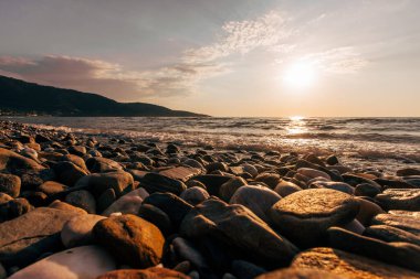 Deniz sahilinde gün batımı