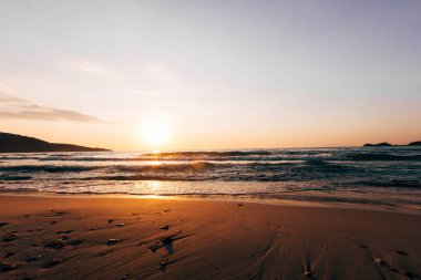 Deniz sahilinde gün batımı