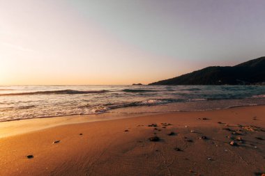 Deniz sahilinde gün batımı