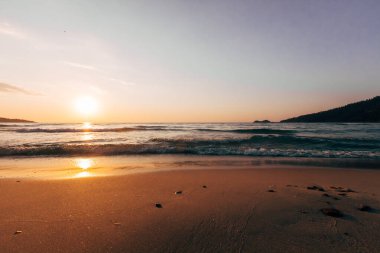 Deniz sahilinde gün batımı