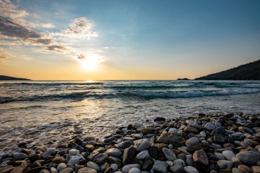Deniz sahilinde gün batımı