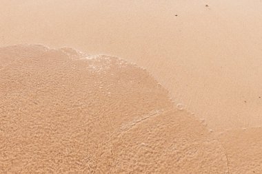 Dalgalı bir deniz manzarasında metin için yer