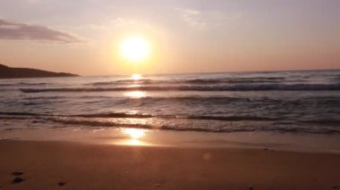 Deniz sahilinde gün batımı