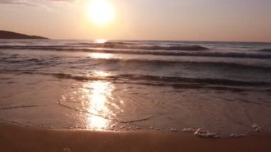 Deniz sahilinde gün batımı