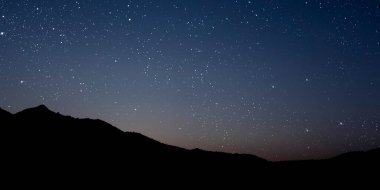 Yıldızlı ve aylı gece gökyüzü manzarası