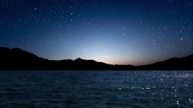 Parlak yıldızlı dağların arka planında geceleri şenlik ateşi yanar...