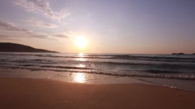 Deniz sahilinde gün batımı. Yüksek kalite 4k görüntü