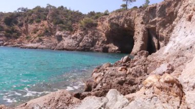 Dağlardaki mavi şeffaf deniz. Yüksek kalite 4k görüntü