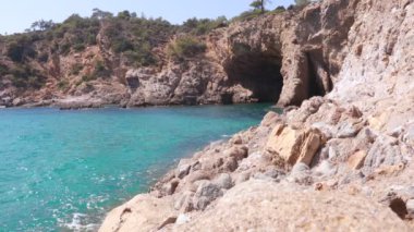 Dağlardaki mavi şeffaf deniz. Yüksek kalite 4k görüntü