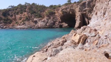 Dağlardaki mavi şeffaf deniz. Yüksek kalite 4k görüntü