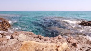 Dağlardaki mavi şeffaf deniz. Yüksek kalite 4k görüntü