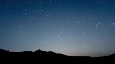 Yıldızlı ve aylı gece gökyüzü manzarası. Yüksek kalite 4k görüntü