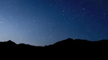 Yıldızlı ve aylı gece gökyüzü manzarası. Yüksek kalite 4k görüntü