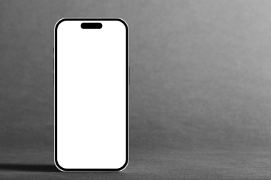 Gri arka planda, okula dönüş ilanı için cep telefonu.