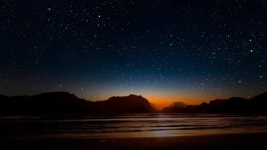 Ay ve yıldızlarla dolu bir gece gökyüzü. Yüksek kalite 4k görüntü