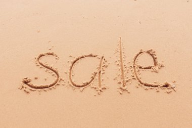 Sahilde palmiye ağaçlarıyla yapılan yazıt satışı.