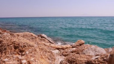 Dağlardaki mavi şeffaf deniz. Yüksek kalite 4k görüntü