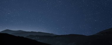 Yıldızlı ve aylı gece gökyüzü manzarası