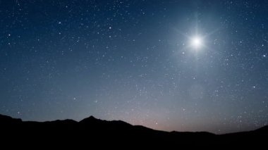 Gökyüzünde bir yıldızla gece Noel panoraması. Yüksek kalite 4k görüntü