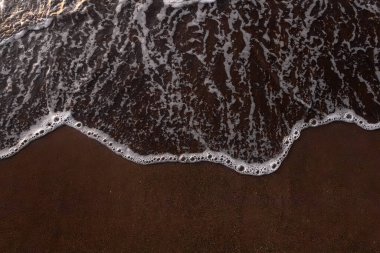 Beyaz dalgalarla denizde güzel bir gün doğumu