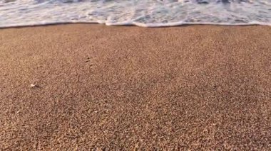 Dalgalarla denizde güzel bir gün doğumu