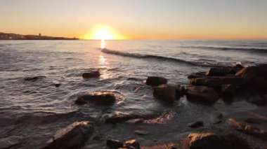 Dalgalarla denizde güzel bir gün doğumu