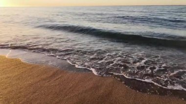 Dalgalarla denizde güzel bir gün doğumu