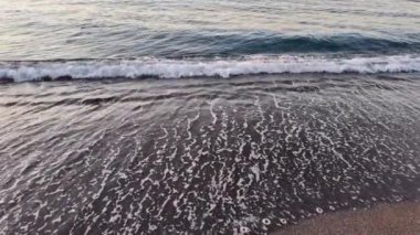 Dalgalarla denizde güzel bir gün doğumu