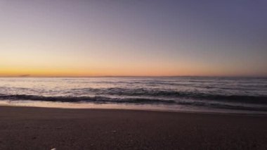 Dalgalarla denizde güzel bir gün doğumu