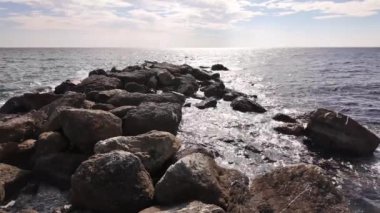 Yavaş çekimde dalgalı deniz manzarası. Yüksek kalite 4k görüntü