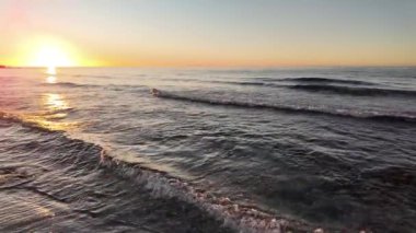 Yavaş çekimde dalgalı deniz manzarası. Yüksek kalite 4k görüntü
