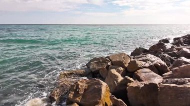 Yavaş çekimde dalgalı deniz manzarası. Yüksek kalite 4k görüntü