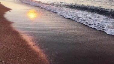 Yavaş çekimde dalgalı deniz manzarası. Yüksek kalite 4k görüntü