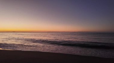 Yavaş çekimde dalgalı deniz manzarası. Yüksek kalite 4k görüntü