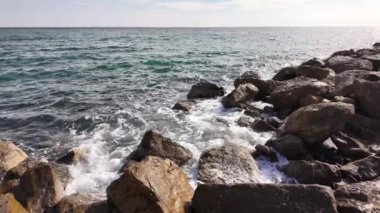 Yavaş çekimde dalgalı deniz manzarası. Yüksek kalite 4k görüntü