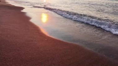 Yavaş çekimde dalgalı deniz manzarası. Yüksek kalite 4k görüntü