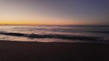 Yavaş çekimde dalgalı deniz manzarası. Yüksek kalite 4k görüntü