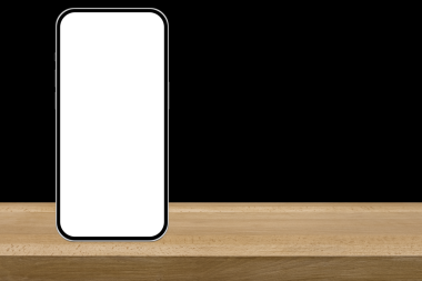 Telefon masanın üstünde.