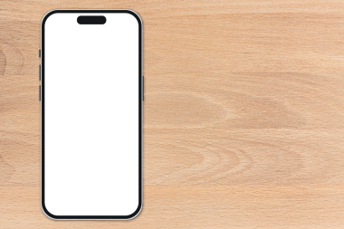 Telefon ahşap masanın üstünde.