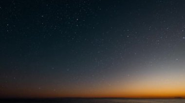 Geceleyin yağan karla birlikte kış yılbaşı arkaplanı