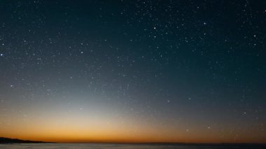 Gökyüzünde bir yıldızla gece Noel panoraması. Yüksek kalite 4k görüntü