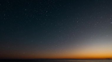 Gökyüzünde bir yıldızla gece Noel panoraması. Yüksek kalite 4k görüntü