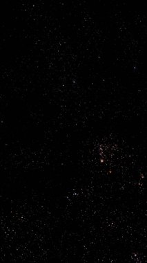 Gece gökyüzü yıldızların arkasında hareket eder