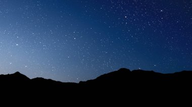 Gece gökyüzünde dağların manzaralı bir yıldız hareketi. - Evet. Yüksek kalite fotoğraf