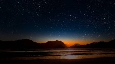 Gece gökyüzünde dağların manzaralı bir yıldız hareketi. - Evet. Yüksek kalite fotoğraf