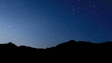 Gece gökyüzünde dağların manzaralı bir yıldız hareketi. - Evet. Yüksek kalite fotoğraf