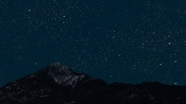Gece gökyüzünde dağların manzaralı bir yıldız hareketi. - Evet. Yüksek kalite fotoğraf